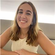 He sido profesora de pintura en eventos, mientras terminaba mi grado de Bellas Artes. Disfruto enseñando y compartiendo mis conocimientos multidisciplinares dentro del mundo del arte. Ahora soy diseñadora y vivo en Elche y puedo acercarme también a alrede