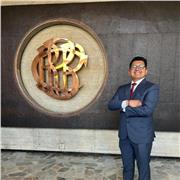 Didactic and seeking to use simple examples to understand complex topics. It is focused on undergraduate students