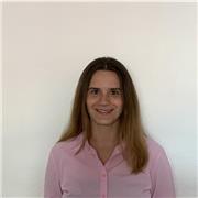 Amigable, responsable, eficaz, flexible, resolutiva, resiliente, activa, agradable.