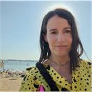 Con gran empatía, alegre, con muchísima paciencia, cariñosa, educada, trabajadora nata, amiga de mis amigos, divertida, generosa, buena persona 