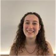 Profesora de teatro extraescolar, con experiencia previa. Estudiante del Institut del Teatre.