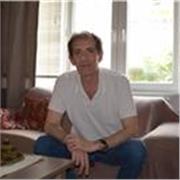 DOCENTE di ruolo con esperienza ultratrentennale nei licei, impartisce lezioni di Storia, Filosofia, Italiano in tutte le scuole