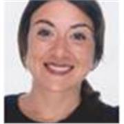 Profesora de español imparte clases a personas de todas las edades