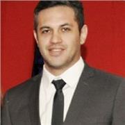 Profesor dicta clases a lumnos de Enseñanza Media, Pregrado y Postgrado