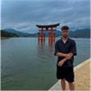 Soy un alumno universitario que ha estado viviendo un año en USA y medio año en Noruega, donde me tuve que comunicar en Inglés 