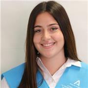 Profesor de cualquier asignatura imparte clase para niños de primaria