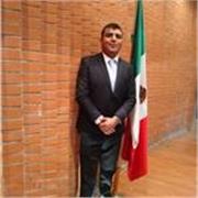 Profesor de Historia imparte clases a niños y adolescentes