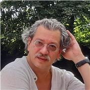 Dottore in filosofia insegna italiano, storia, filosofia, geografia, scienze a studenti medie e superiori