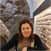 Profesora de primaria apta para todas las edades y niveles.