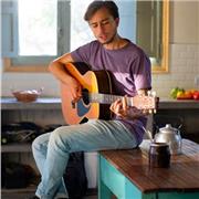 Profesor particular de música especializado en guitarra. Puedo dar a niños, jóvenes o mayores. También puedo enseñar inglés y un primer nivel de italiano