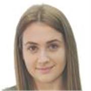 Chica joven imparte clases a niñ@s de todas las edades