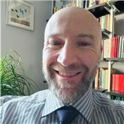Laureato in Psicologia impartisce lezioni di ambito psicopedagogico ed umanistico