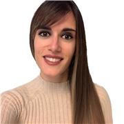 Profesora apasionada de la enseñanza, con experiencia ayudando a estudiantes a mejorar su comunicación y confianza en el idioma.