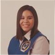 estudiante graduada con inglés intermedio