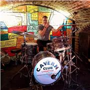 Profesor de música especializado en percusión con 25 años de carrera en orquestas clásicas y grupos de música popular