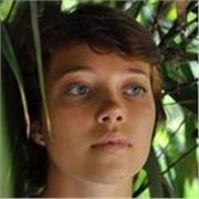 Studentessa di Filosofia impartisce lezioni a studenti del liceo