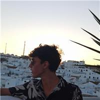 Profesor de matemáticas y física de eso y bachillerato.
estudiante de ade en la universidad pompeu fabra. 
vivo en barcelona, en el barrio de gracia