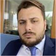 Giovane laureato impartisce lezioni di diritto per scuole superiori ed università