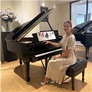 Profesora de musica, canto . Instructora de piano