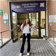 universitaria di economia disponibile per lezioni di matematica per medie ed elementari