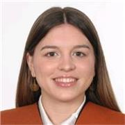 Profesora de química para alumnos de varios niveles