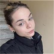 ragazza di 19 anni diplomata nel settore chimico biologico sanitario, aiuto bambini dell’elementari con i compiti