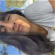 Profesora imparte clases a niños/as de todas las edades