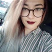 Profesora que imparte clases a niños de todas las edades