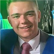 Joven de 16 años con la ESO, a punto de cursar Bachillerato y completamente capacitado para impartir clases de refuerzo escolar