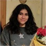 Profesora joven de apoyo escolar de primaria