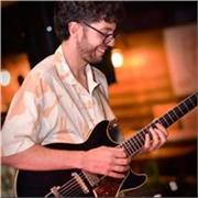 Profesor de guitarra titulado y con experiencia de más de 5 años dando clases, imparte clases de forma online y presencial