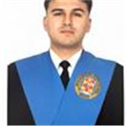 Profesor de inglés recién graduado que enseña a estudiantes de distintas edades y niveles atendiendo sus necesidades y expectativa