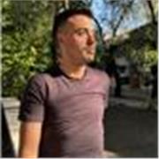 Profesor de inglés imparte clases a adultos de todas las edades, todos los niveles