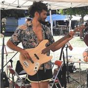 Guitariste de formation et bassiste jazz, je propose des cours de guitare (pop-rock, manouche, jazz) et de basse (tout styles).