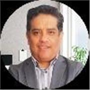 Profesor de Administración de Empresas con enfoque en procesos, riesgos y cumplimiento, dirigido a estudiantes innovadores,