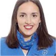 Estudiante imparte clase para alumnos de educacion primaria