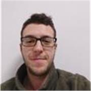 Studente universitario impartisce lezioni di matematica, chimica e scienze