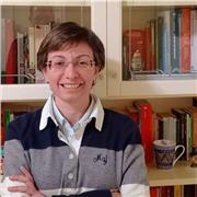 Plurilaureata, impartisce lezioni di greco moderno, letteratura greca antica, filosofia, storia, archeologia e storia dell'arte