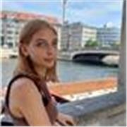 Studentessa offre aiuto compiti e ripetizioni