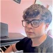 Profesor de piano con experiencia en clases particulares para niños