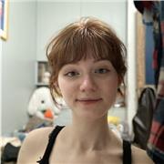 Besoin d'aide pour prendre confiance à l'oral pendant les vacances? Rien de mieux qu'une série et une discussion avec un natif!