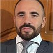 Licenciado en administración Financiera (llevamos muchas matemáticas), titulado por examen con premio nacional por excelencia.
