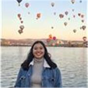 Maestra de apoyo escolar para niños de primaria