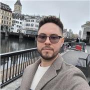 Profesor de programación, especializado en algoritmos básicos y avanzados