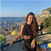 Doy clases a cualquier tipo de alumno de primaria. Me defino como una profesora empática, que sabe acompañar al alumno en su proceso de aprendizaje y que busca el éxito educativo en este proceso.