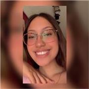 Profesora de inglés imparte clases a todo el mundo