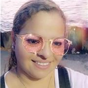 la profesora de ciencias naturales y matemáticas facilita las clases a niños y niñas de la básica primaria y básica secundaria