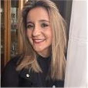 Me defino como una persona responsable, amable y con capacidad de enseñar especialmente una materia que me apasiona. 