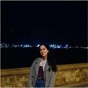 Estudiante que ofrece apoyo escolar a niños e primaria