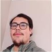 Alumno de ingeniería enseñando matemática básica para colegio online
